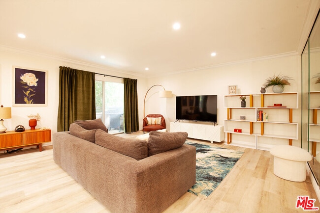 Building Photo - 6708 Hillpark Dr