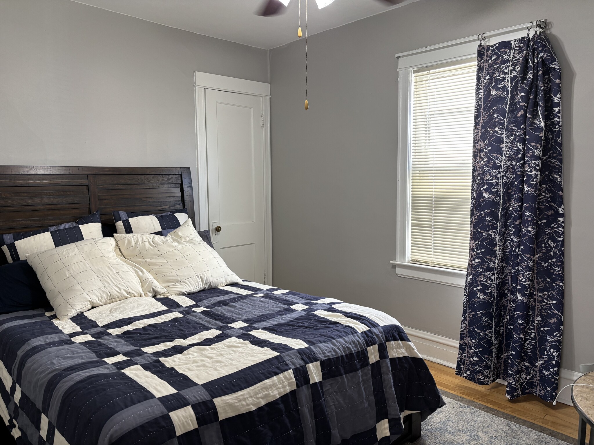 Middle bedroom w/ queen sized bed - 421 Hannah Avenue