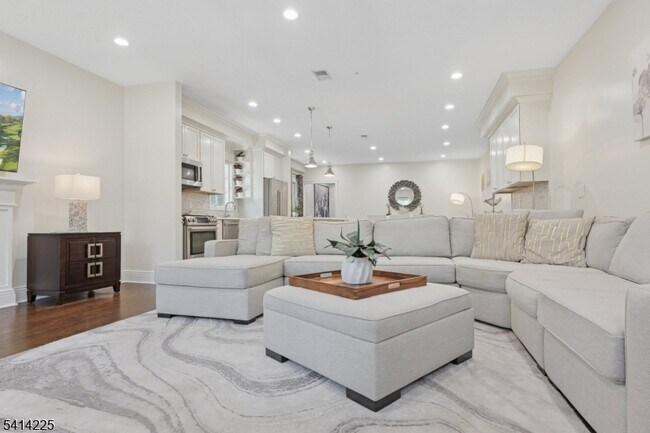 Building Photo - 61 Mechanic St