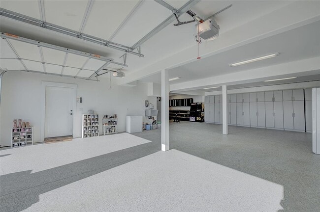 Building Photo - Beautiful 3+ bed, 3 bath home with 4 car garage, VIEWS, chef's kitchen and much more!