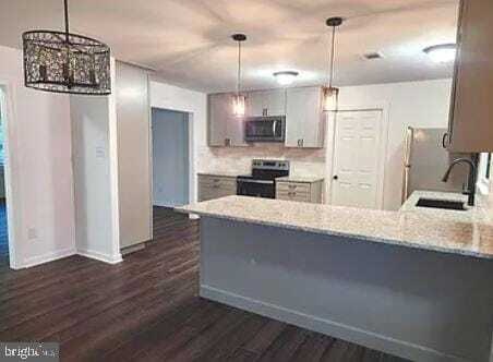 Building Photo - 7895 Pavilion Dr