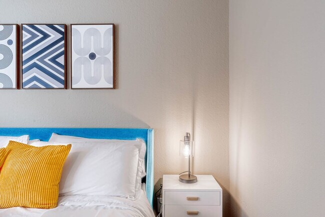 Building Photo - 2409 Town Lake Cir