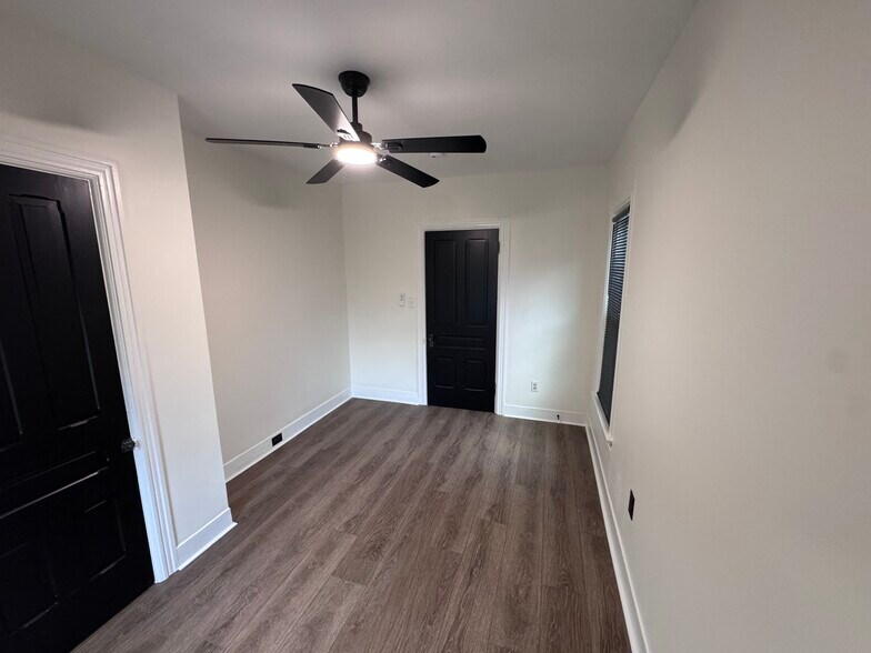 Building Photo - 110 E Locust St