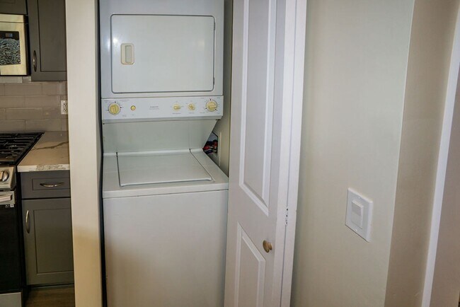 Building Photo - Beautiful detached 2/1 in North Park!  Pri...