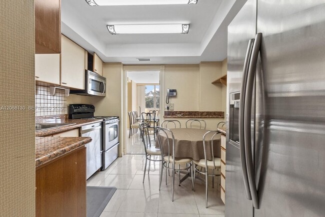 Building Photo - 1420 Brickell Bay Dr