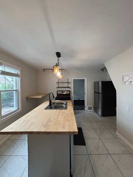 Building Photo - 1909 Coltman Rd