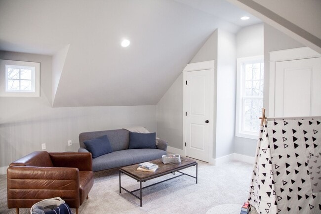 Building Photo - 3 Bed, 3.5 Bath Home w/ 2 Car Garage in East Nashville