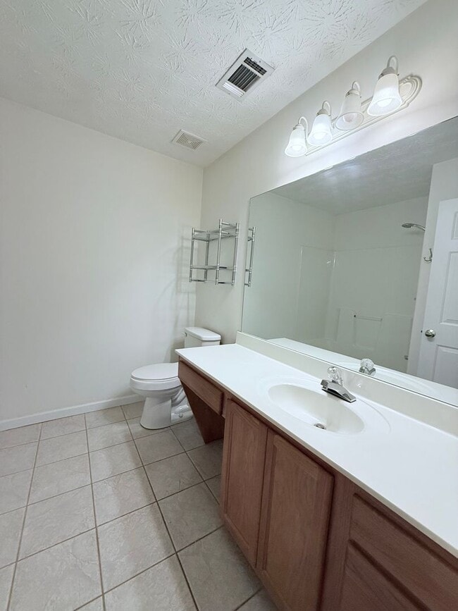 Building Photo - Ranch Style end unit townhome in great Gainesville location