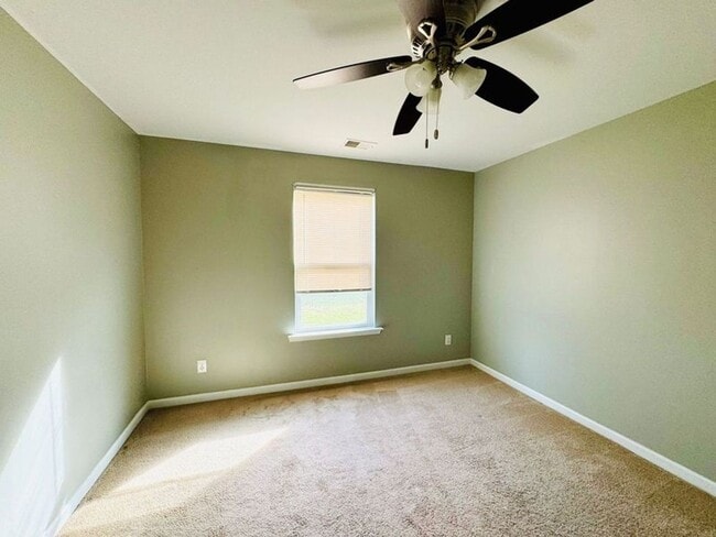 Building Photo - 4 bed, 2 bath-- Available Aug 2026!