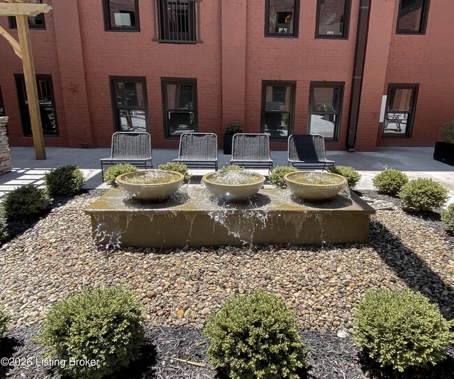 Building Photo - 601 E Main St