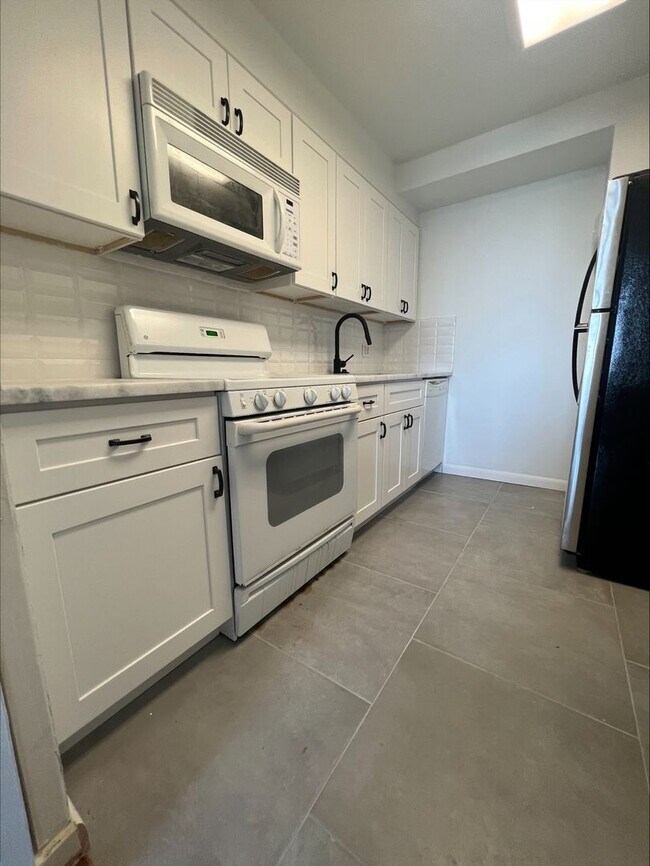 Building Photo - Luxury 1 Bedroom with Balcony, Pool & City Views – Hopkinson House