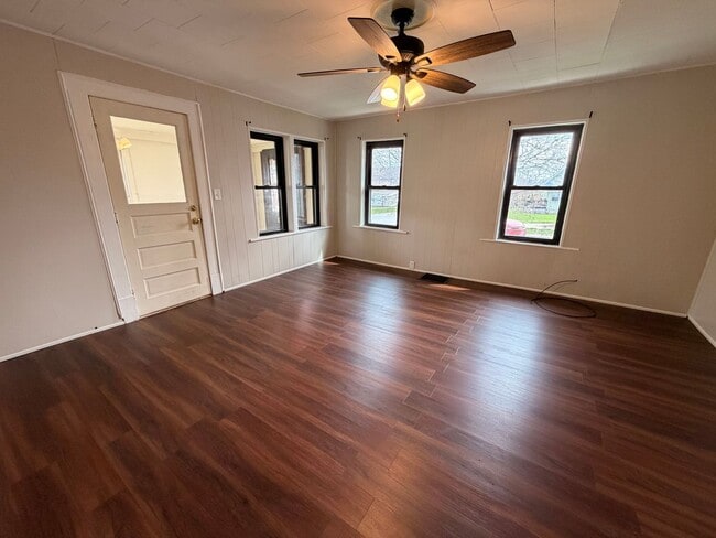 Building Photo - 1 bedroom house with detached garage $725