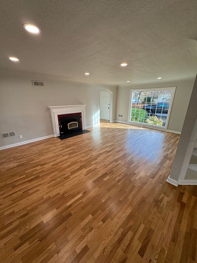 Building Photo - Fully Renovated 4 Bed Home w/ Fenced Backyard, W/D's in Unit.