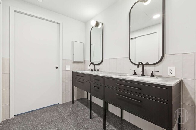 Building Photo - 547 W 47th St