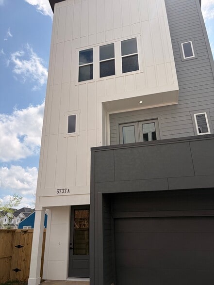 Building Photo - 6737 Peerless St