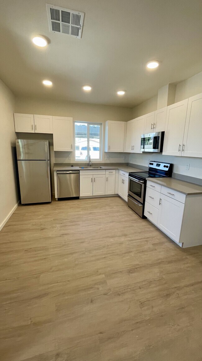 Building Photo - 625 E Doris St