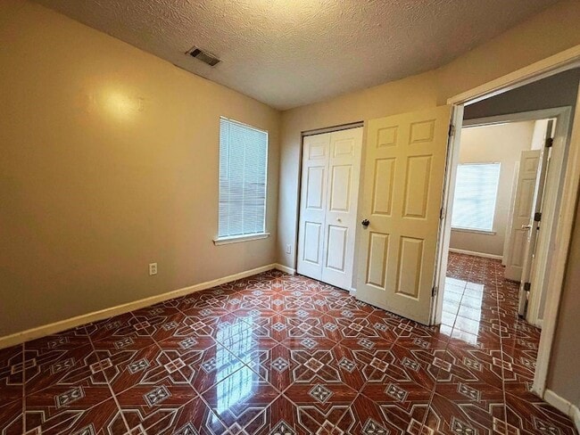 Building Photo - 5410 Twin Lakes Dr