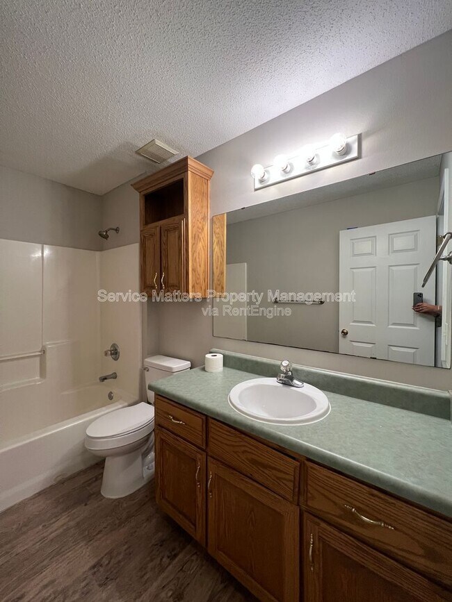 Building Photo - 5959 Sleepy Hollow Ct