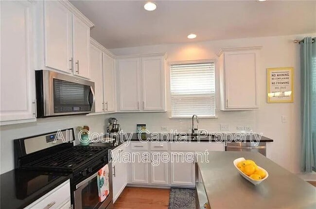 Building Photo - 2204 Capulet St