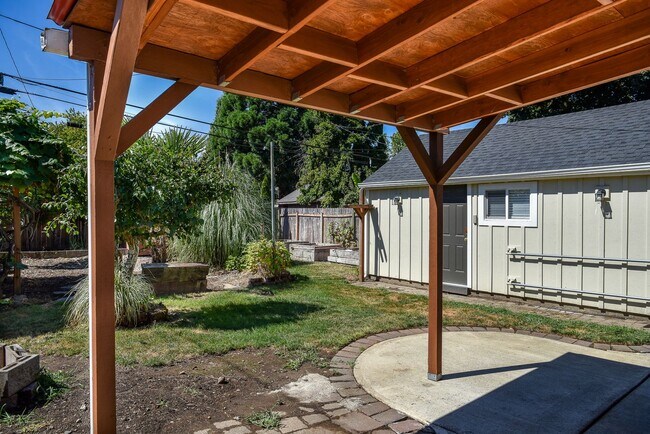 Building Photo - 4 Bedroom 2 Bathroom Home in Salem