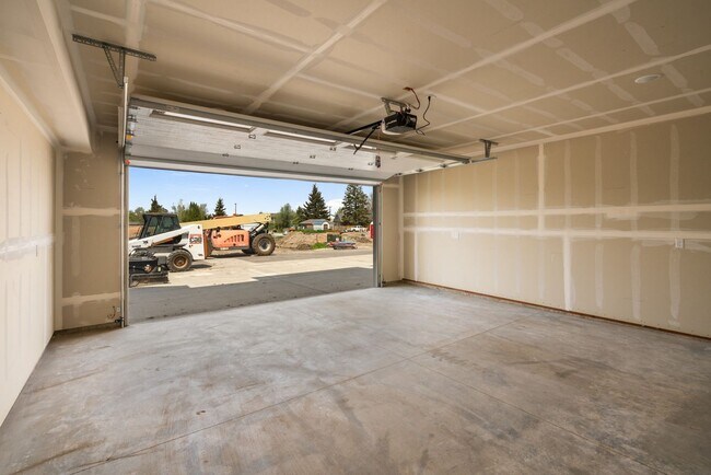 Building Photo - Gorgeous 3 Bedroom condos with double stal...