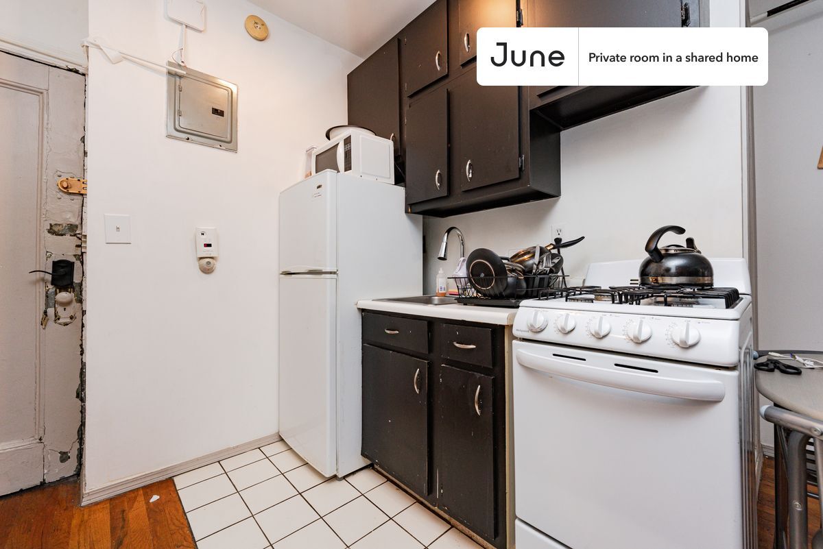 Building Photo - Room in Shared 3 bed/1 bath home