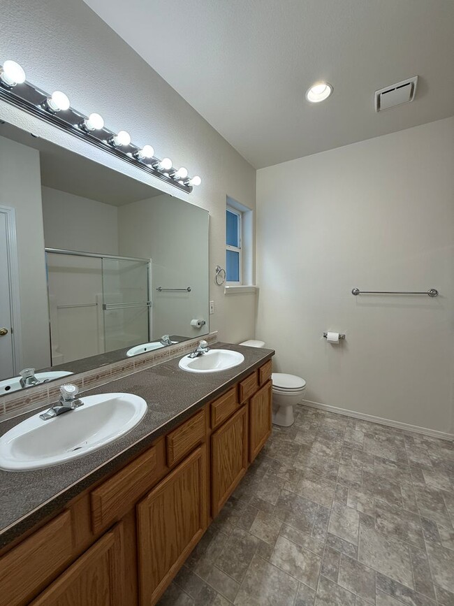 Building Photo - 3 bed, 2 bath Single Level Home