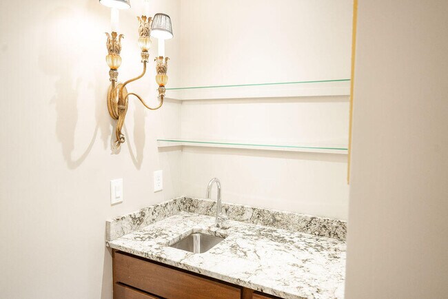 Building Photo - 275 S Limestone