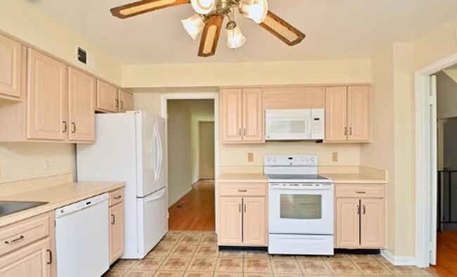 Building Photo - Charming 3-Level Townhome Backing to Woods in Prime Alexandria Location