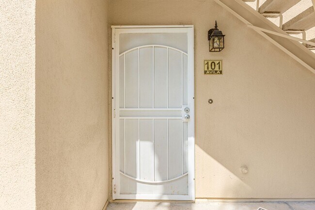 Building Photo - Spacious Ground-Level 2-Bedroom Condo Near...