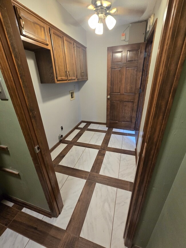 Building Photo - 4220 Glenroy Dr