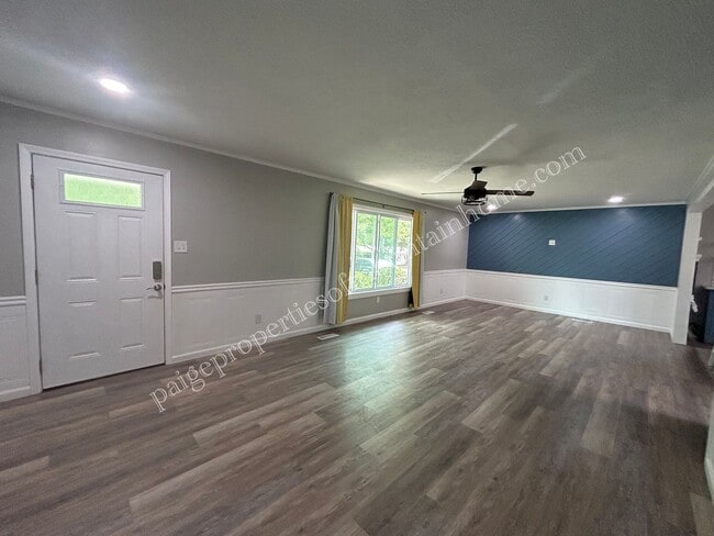 Building Photo - Stunning 4-bedroom, 2-bath Home with Attached Garage