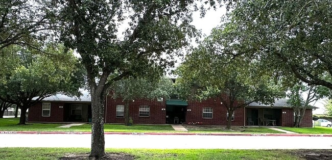 Building Photo - Available Now! 1/1 Apartment - **HUD Accepted** (upstairs)