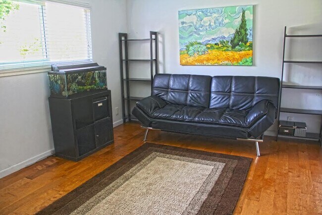 Building Photo - Gorgeous 4 Bedroom, 2 Bath in the Lovely Huntington Beach!