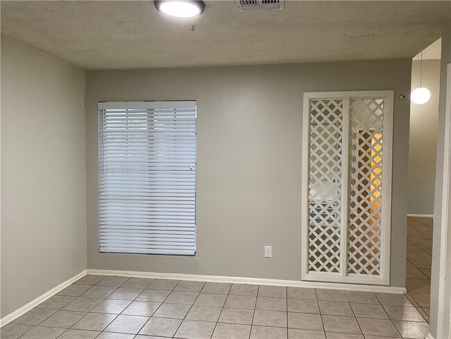Building Photo - 1622 Memorial Pkwy