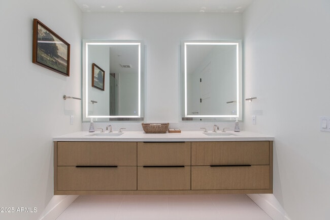 Building Photo - 5000 N Camelback Rdg Dr