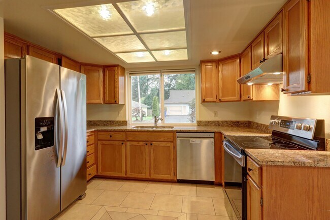 Building Photo - Bright spacious 4-bedroom 2.5 bath home in Bellevue