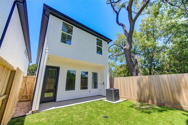 Building Photo - 2710 Noble St