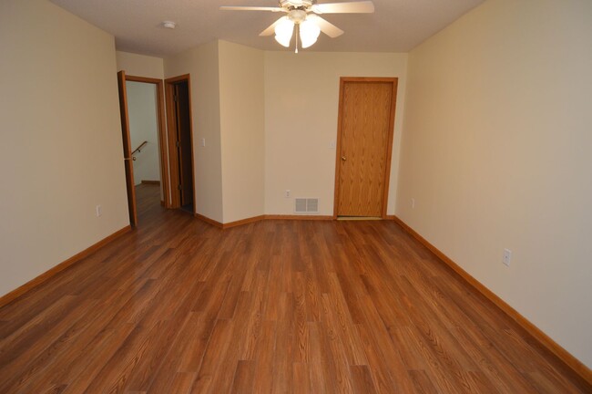 Building Photo - 2 Bed + Den, 2.5 Bathroom Townhouse for Rent