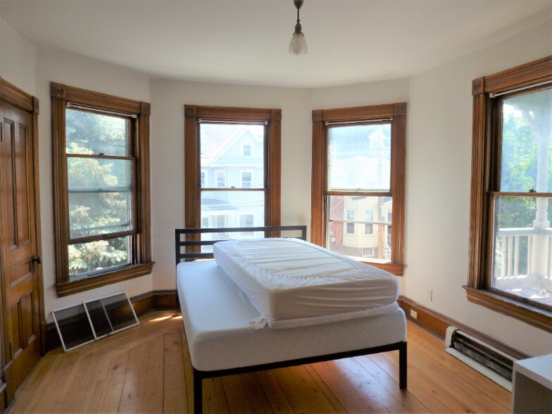 Building Photo - 14 Hickok Pl