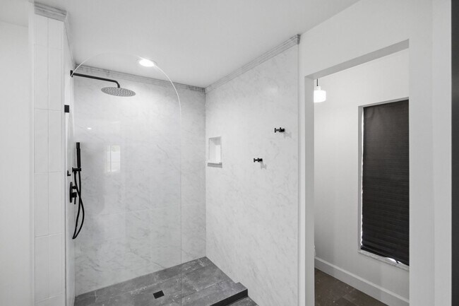 Building Photo - Pool Home