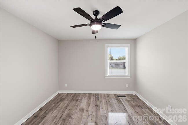 Building Photo - 2301 Shamrock Dr