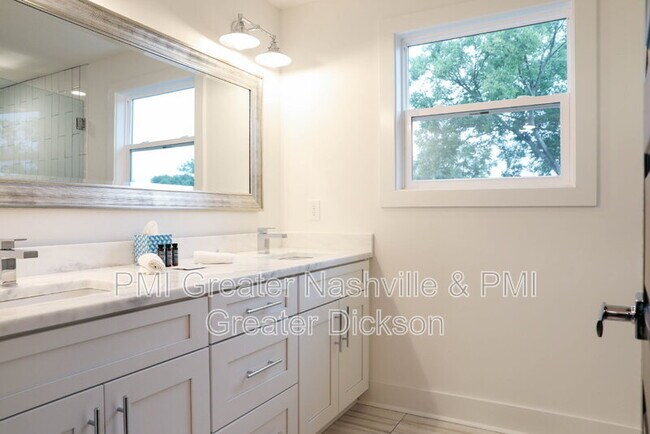 Building Photo - 11 N Hill St