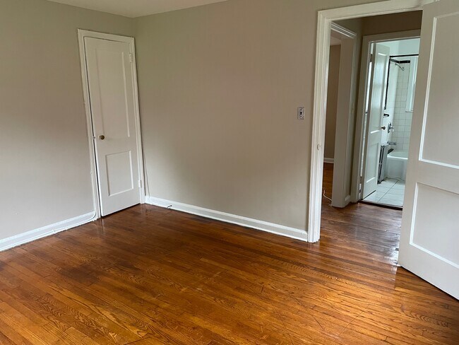 Building Photo - 720 Burnside St