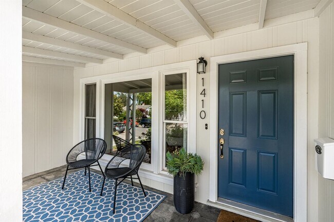 Building Photo - Alta Heights Beautifully Renovated Cottage