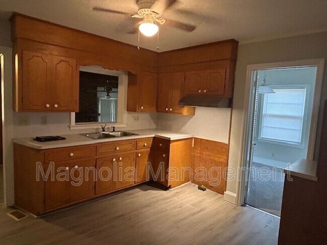 Building Photo - 930 Buckhorn St