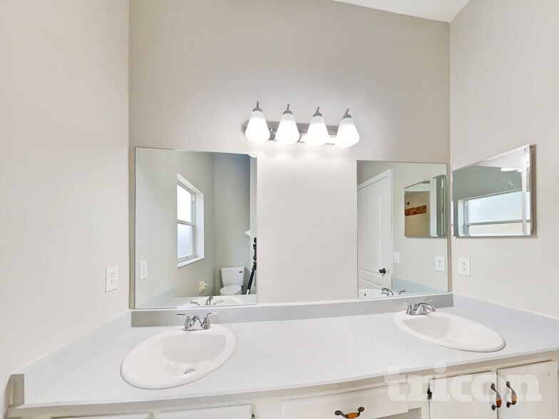 Building Photo - 250 Parkview Dr