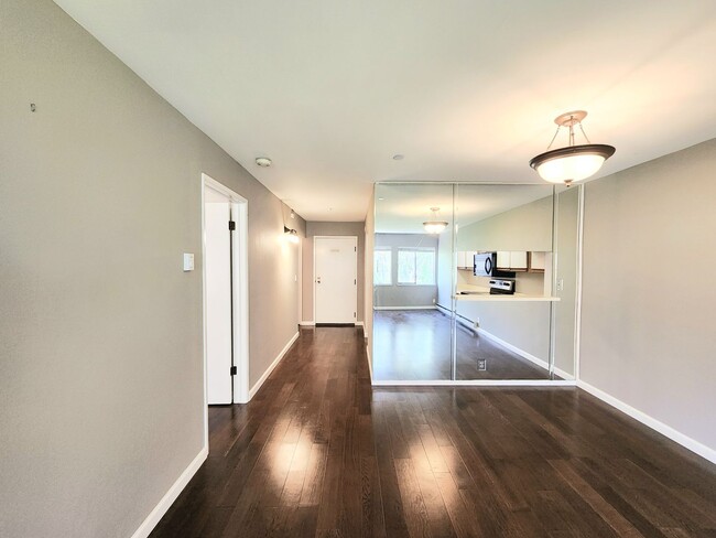 Building Photo - 2 bedroom 2 bath condo home in North San Mateo