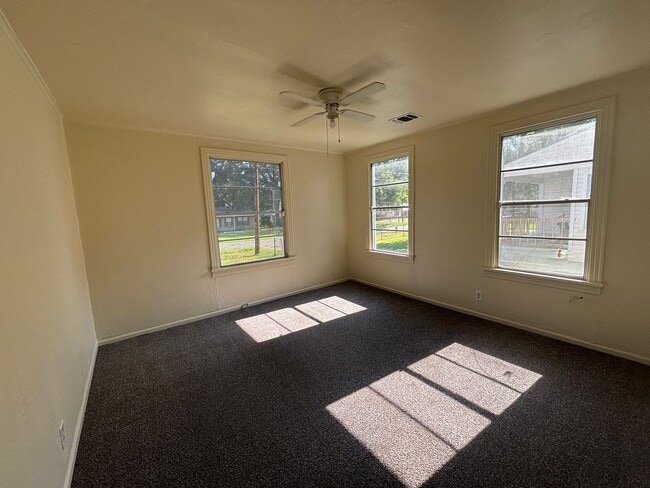 Building Photo - Charming 2 bedroom