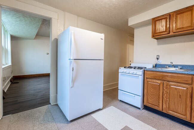 Building Photo - 466 Hays Ave